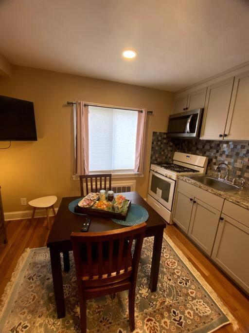 Cozy Getaway Apartment! Free Parking Appartement